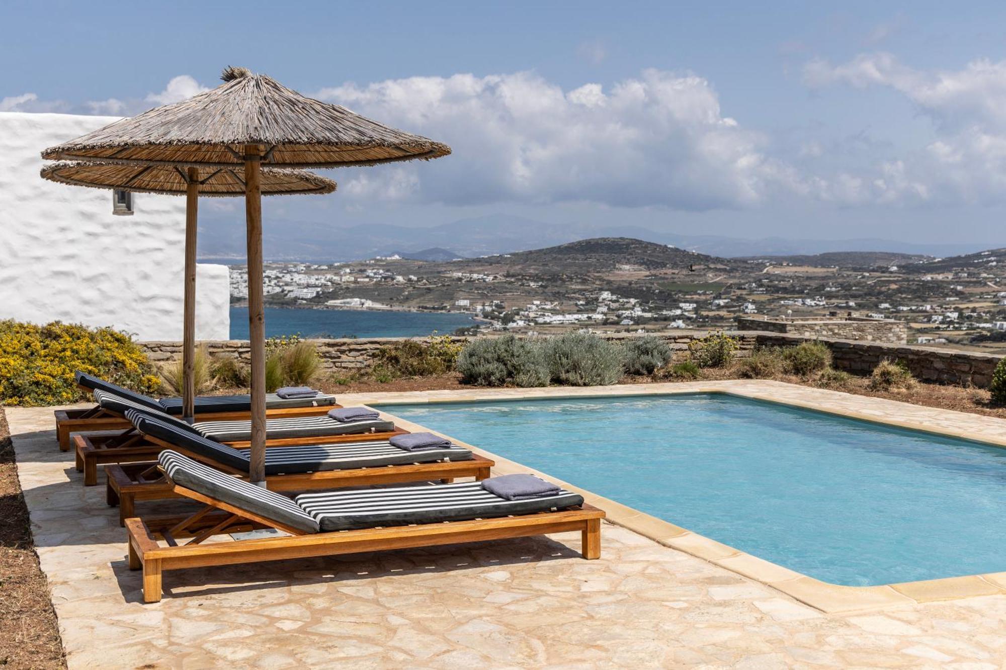 Acron Paros Willa *